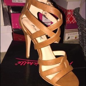 New! Size7 1/2 zip back heel